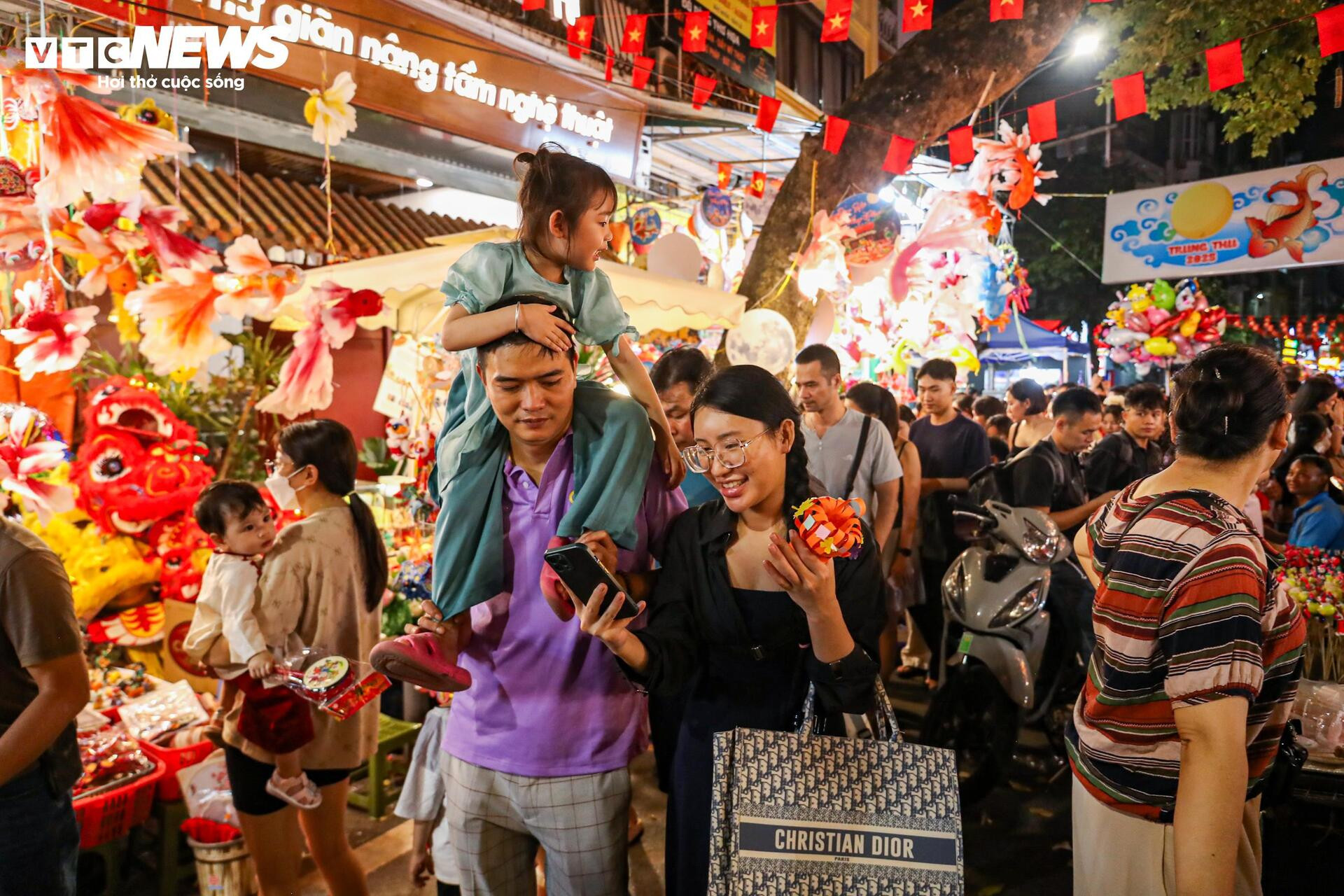 Biển người chen chân trên phố Hàng Mã đón Trung thu sớm - 4