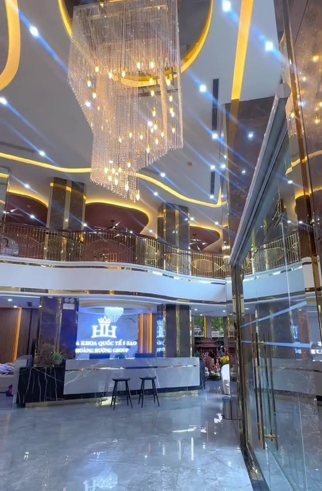 Choáng ngợp ảnh cận bên trong biệt phủ trăm tỷ của Hoàng Hường