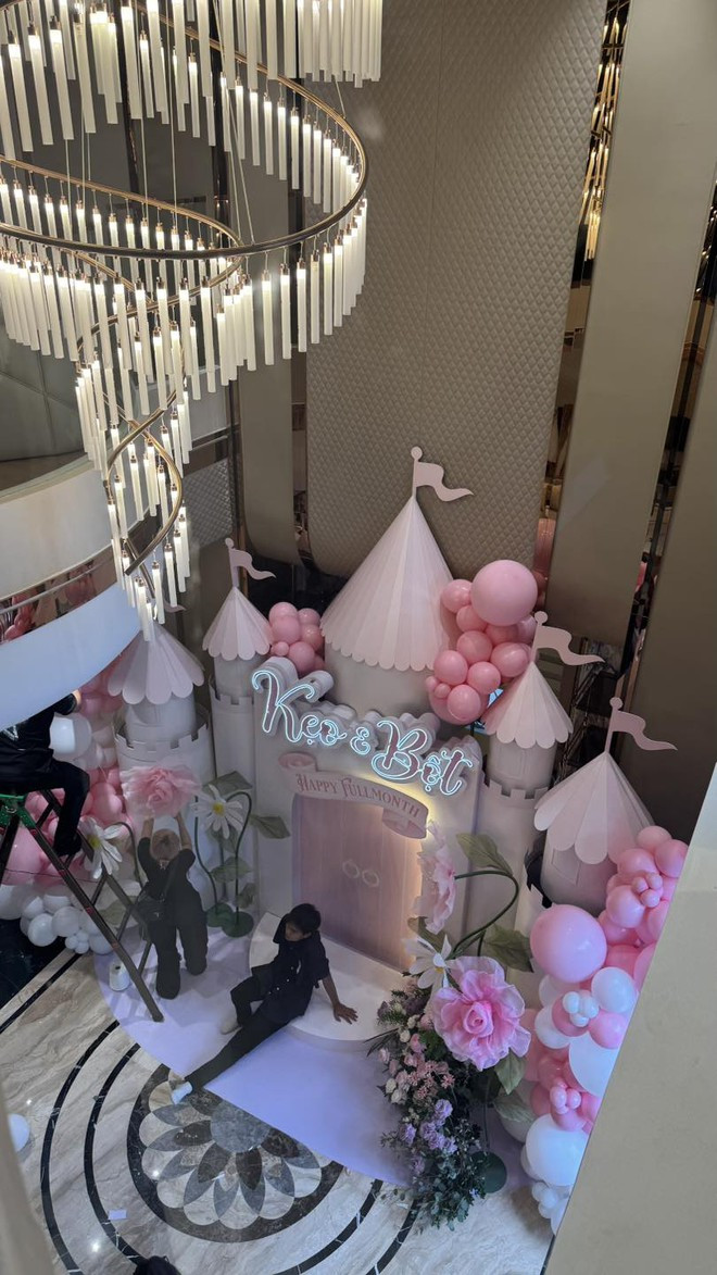 Choáng ngợp ảnh cận bên trong biệt phủ trăm tỷ của Hoàng Hường