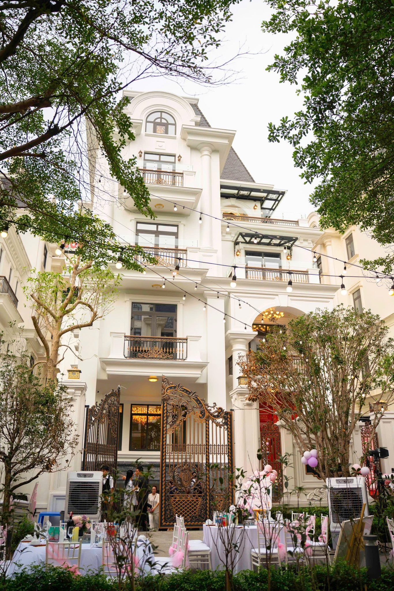 Choáng ngợp ảnh cận bên trong biệt phủ trăm tỷ của Hoàng Hường