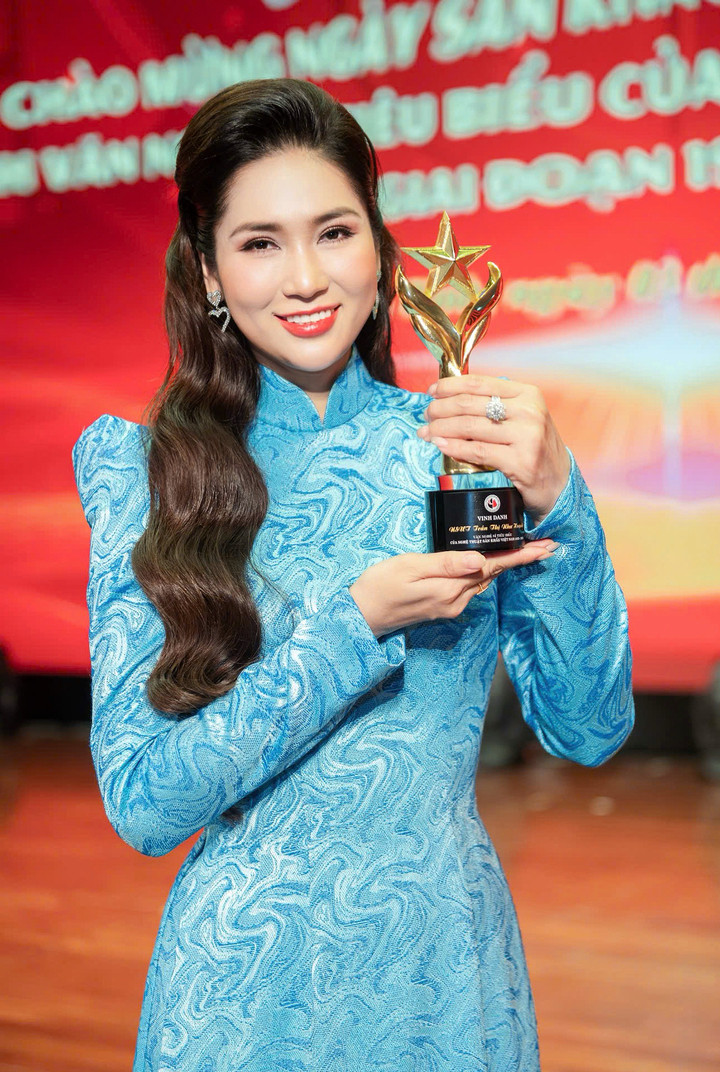 Nghệ sĩ Như Huỳnh được vinh danh nghệ sĩ tiêu biểu toàn quốc.