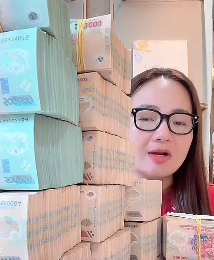 Nhiều lần Hoàng Hương livestream trên kênh cá nhân khoe tiền, khoe đi làm từ thiện.