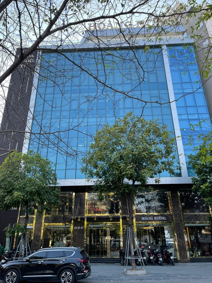 Bên ngoài toà nhà Hoàng Hường.