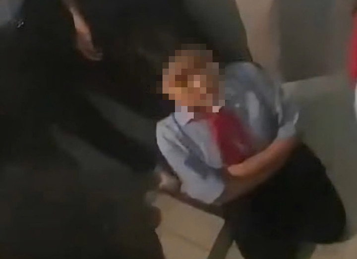 Nữ sinh ở Huế bị bạn đánh, bắt quỳ gối. (Ảnh cắt từ clip)