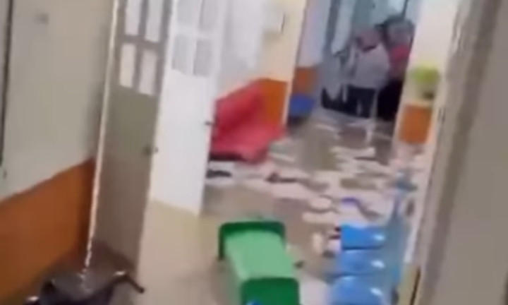 Bệnh viện đa khoa Thảo Nguyên ngập trong biển nước. (Ảnh: Chụp màn hình)