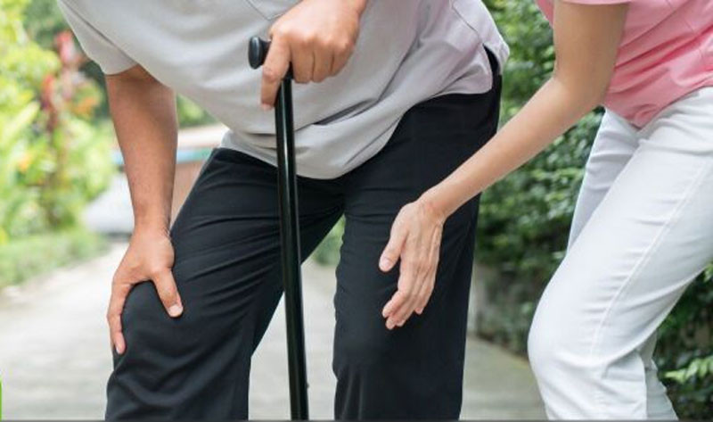Cụ ông 70 tuổi đi đứng chân trái run rẩy hóa ra là dấu hiệu đột quỵ Bác sĩ tiết lộ 3 dấu hiệu đột quỵ không điển hình