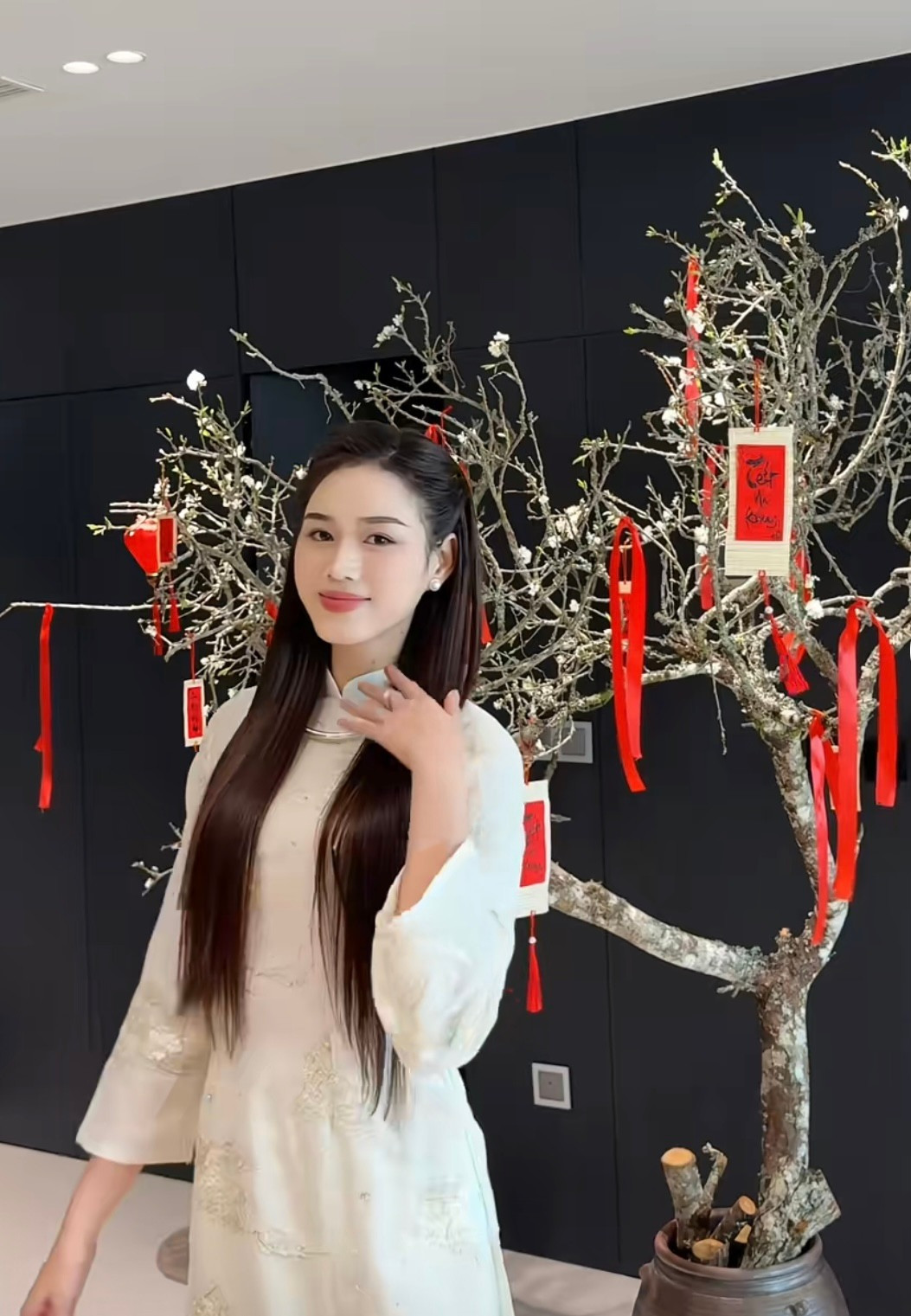 Đây là điểm không hề thay đổi của Hoa hậu Đỗ Thị Hà suốt 5 năm đăng quang