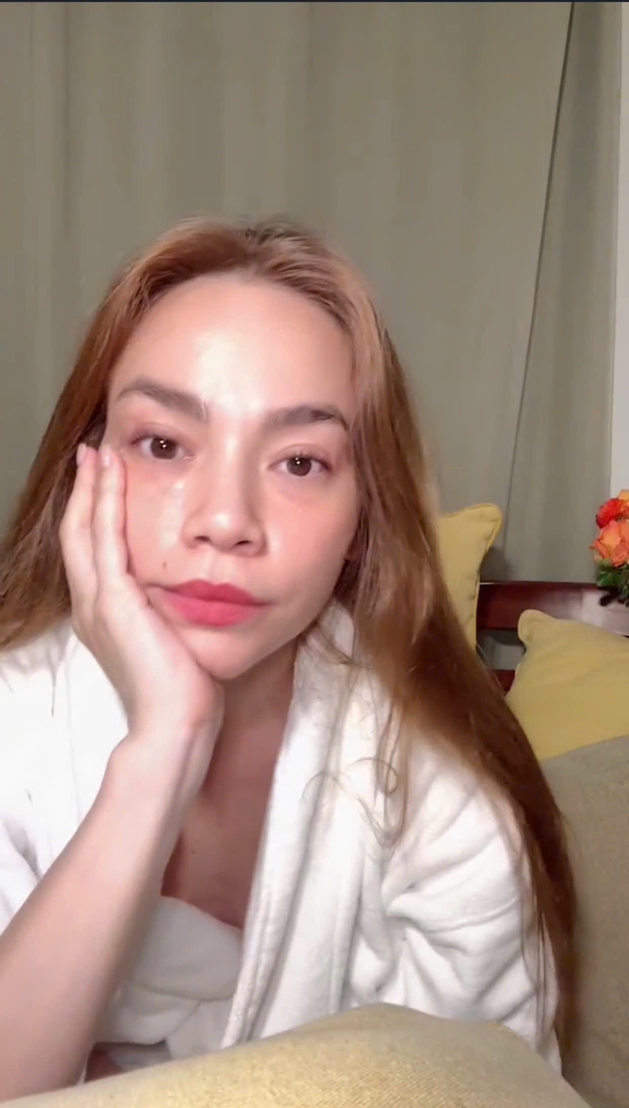 Hà Hồ lộ mặt mộc già nua chi chít khuyết điểm trong ảnh bị tag