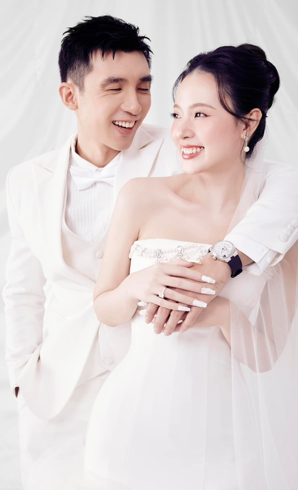 Midu bị chụp lén sau khi vấn bầu bí nhan sắc cam thường khiến cả MXH bàn tán