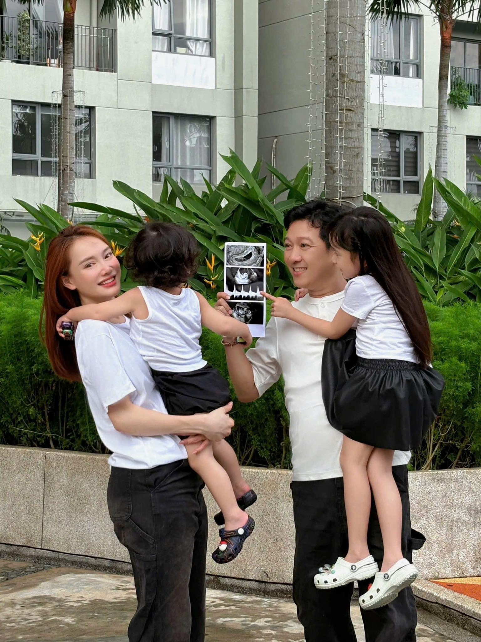 Trường Giang  Nhã Phương mừng sinh nhật con trai khoe cận cảnh gương mặt quý tử