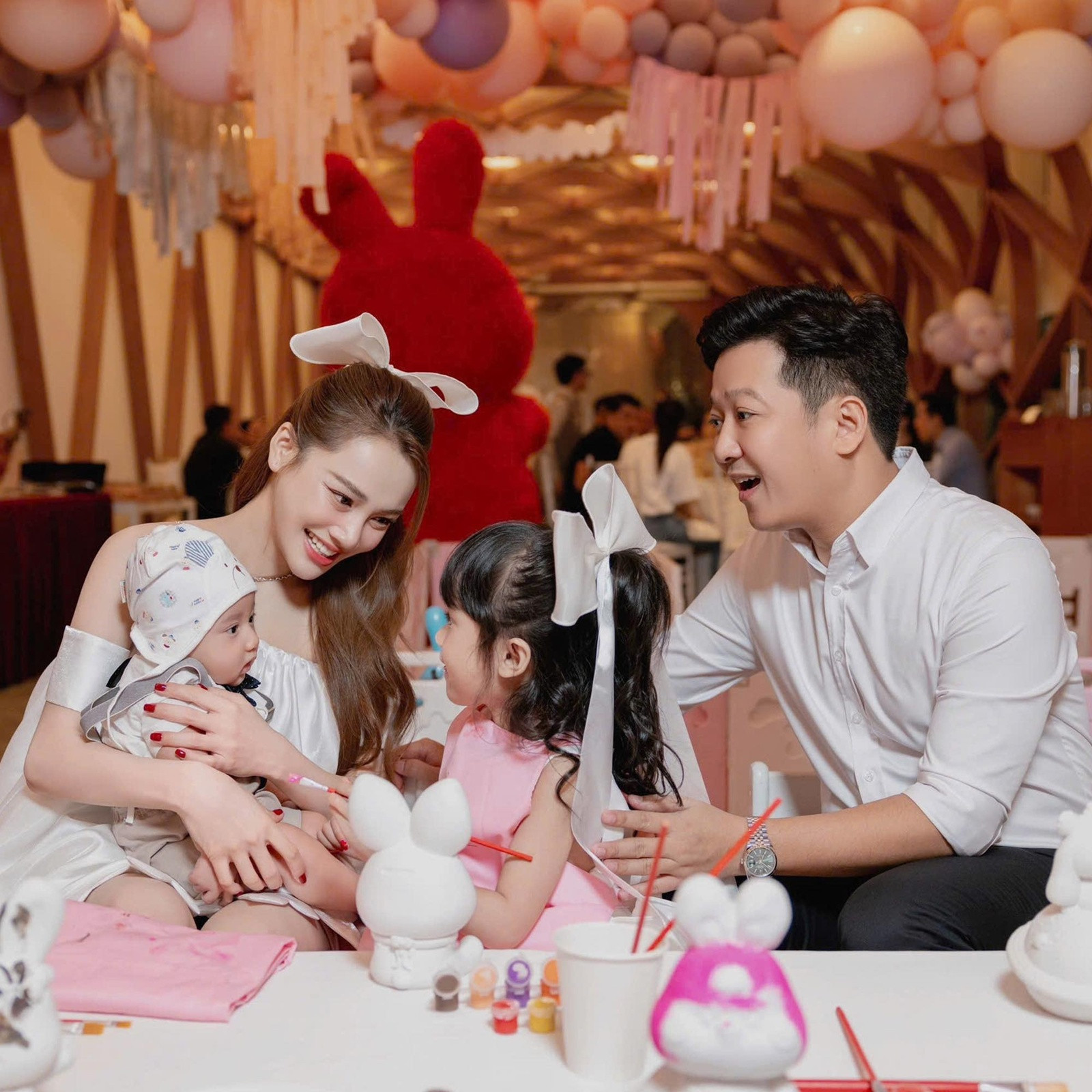 Trường Giang Nhã Phương mừng sinh nhật con trai khoe cận cảnh gương mặt quý tử