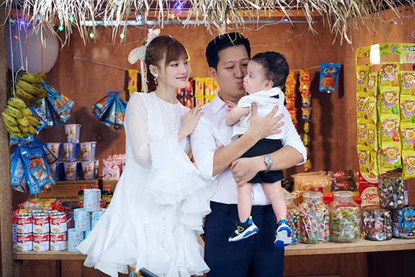 Trường Giang  Nhã Phương mừng sinh nhật con trai khoe cận cảnh gương mặt quý tử