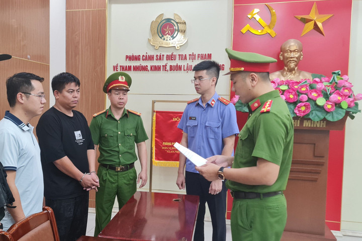 Cơ quan điều tra tống đạt quyết định tố tụng đối với Huang HuiGuang (Hoàng Huy Quang, áo đen).