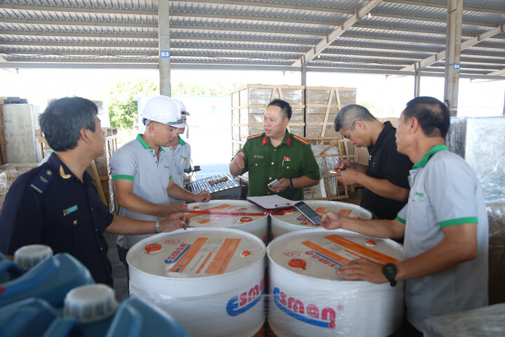 Cơ quan CSĐT Công an tỉnh Quảng Ninh phối hợp với lực lượng chức năng kiểm tra, đối chiếu hàng hóa chứa trong các xe container.