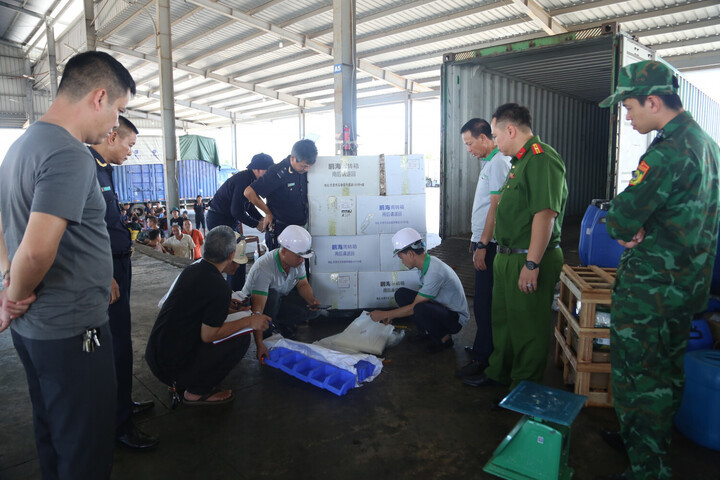 Lực lượng chức năng kiểm đếm hàng hóa trên các container, xác định số lượng hàng nhập lậu có trị giá trên 30 tỷ đồng.