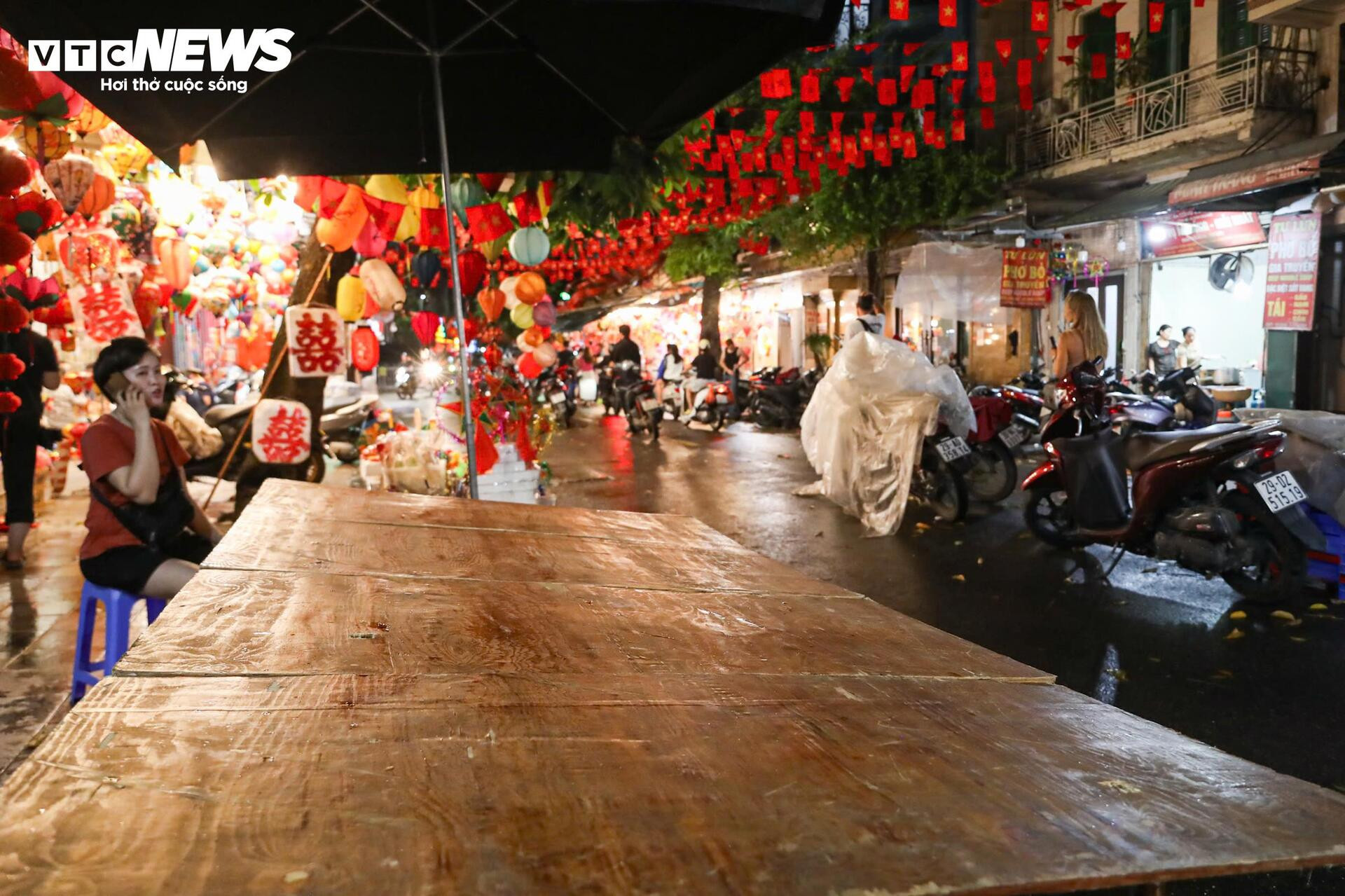 Phố Hàng Mã ảm đạm, tiểu thương vội vã bê đồ tránh mưa đêm Trung thu - 11