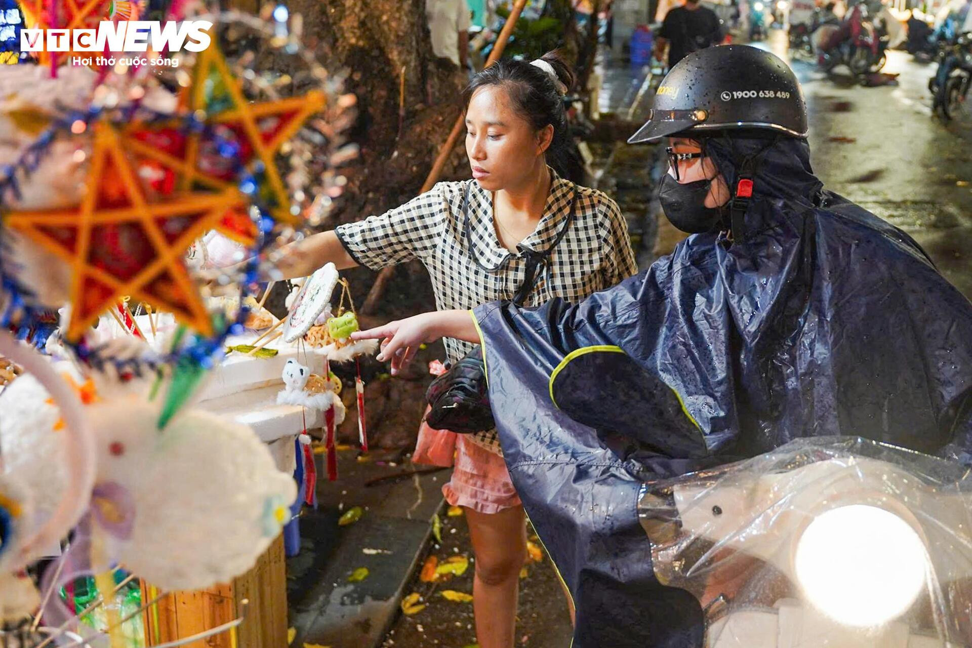 Phố Hàng Mã ảm đạm, tiểu thương vội vã bê đồ tránh mưa đêm Trung thu - 12