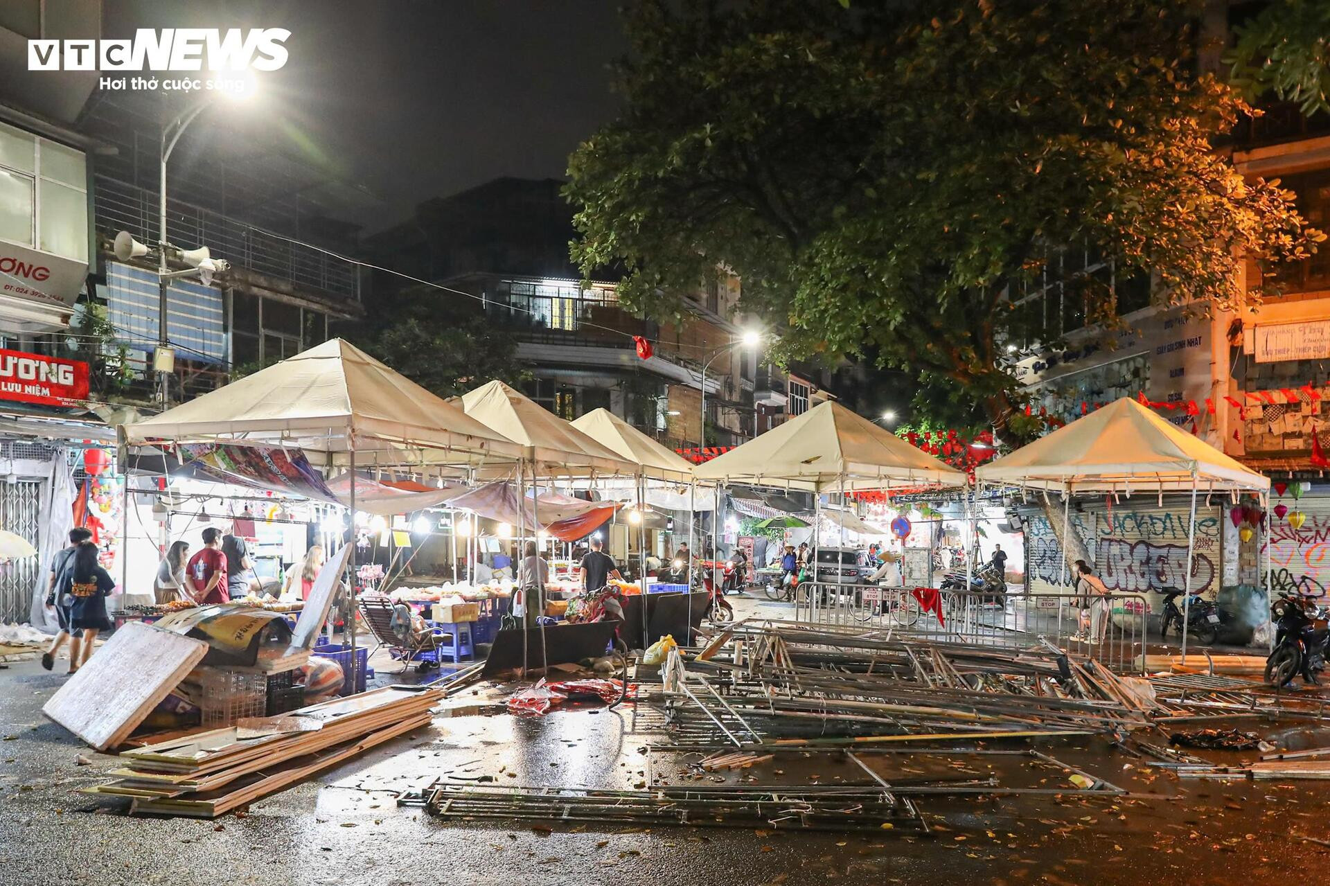 Phố Hàng Mã ảm đạm, tiểu thương vội vã bê đồ tránh mưa đêm Trung thu - 14