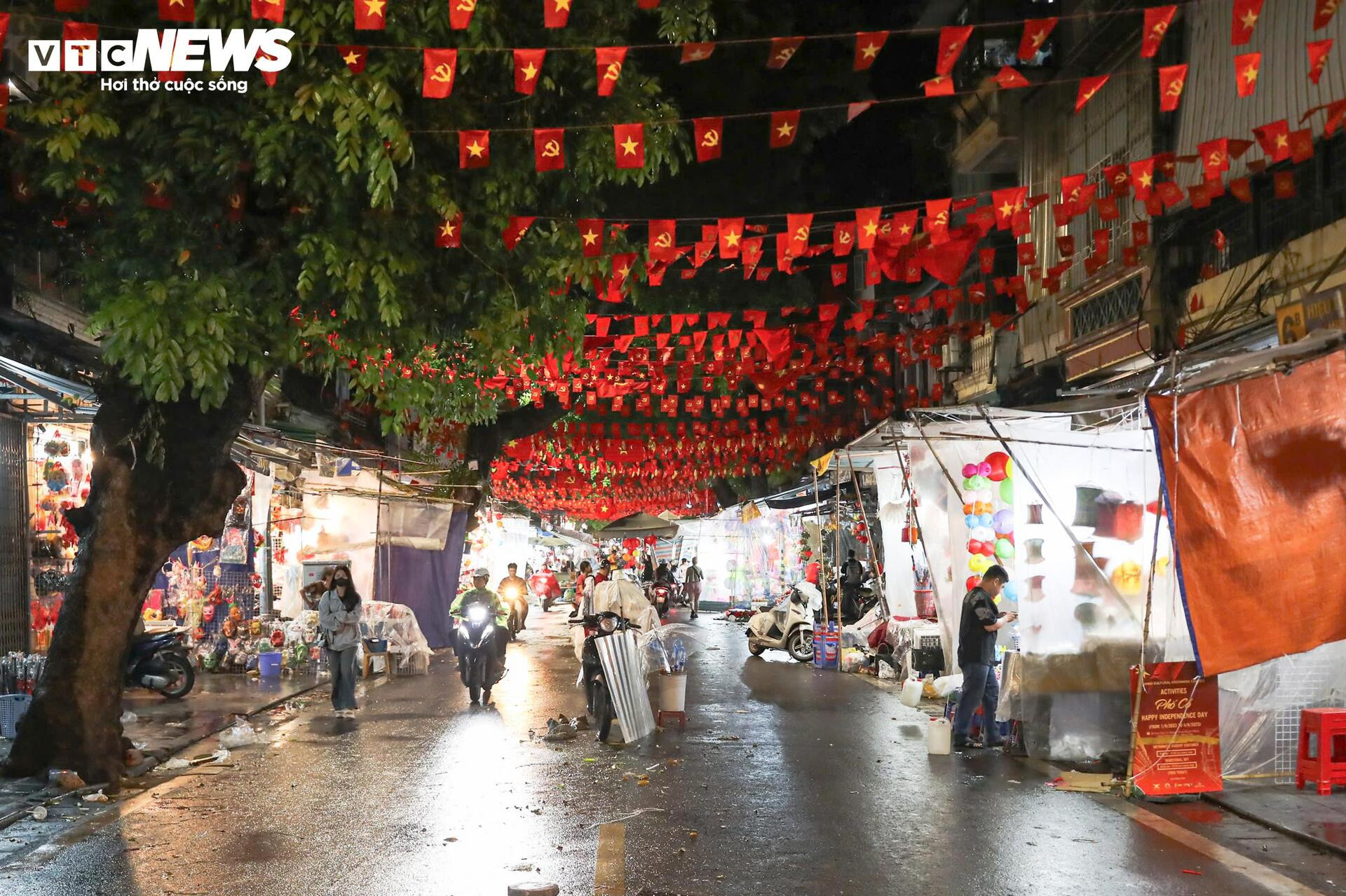 Phố Hàng Mã ảm đạm, tiểu thương vội vã bê đồ tránh mưa đêm Trung thu - 1