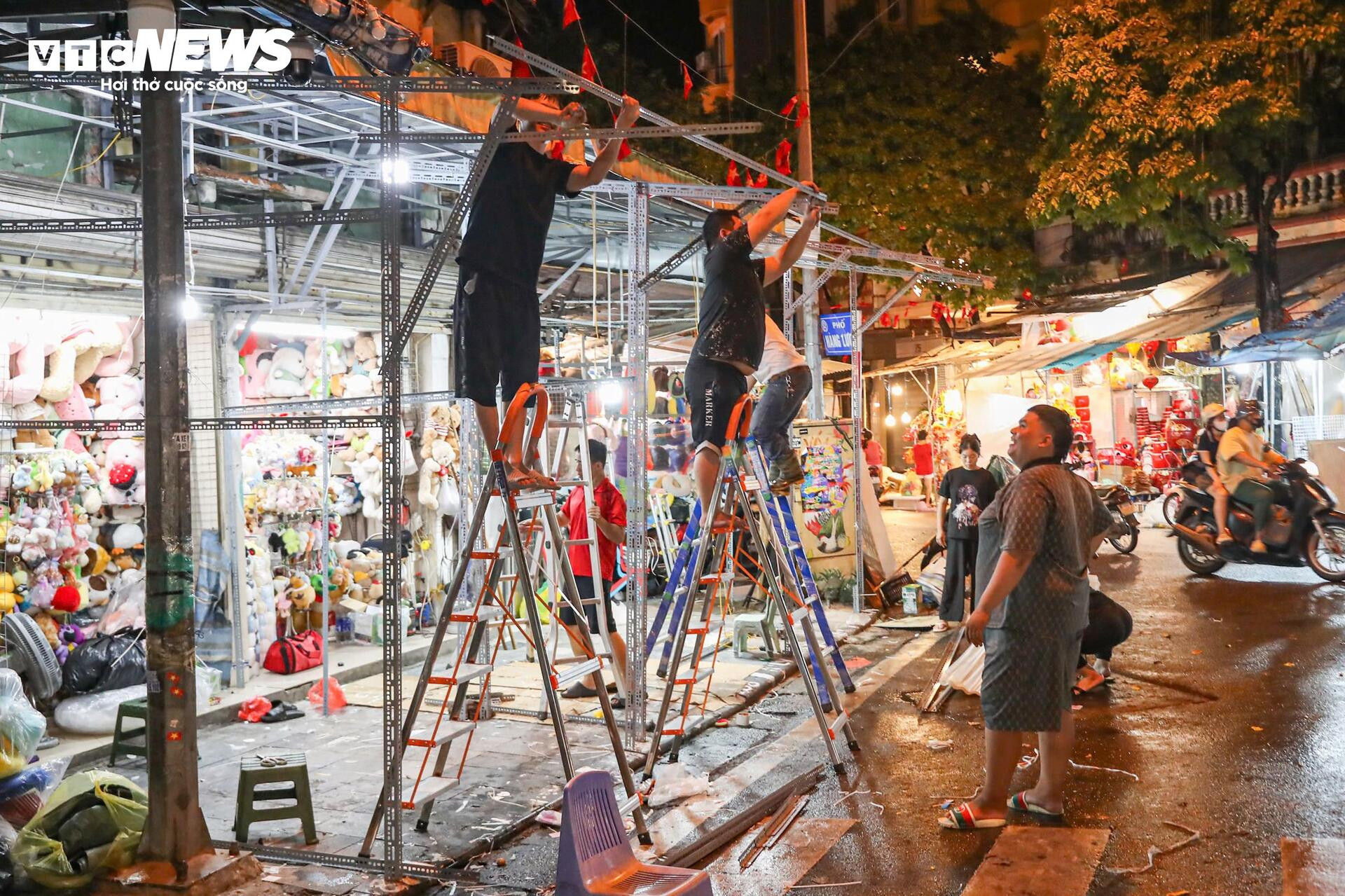 Phố Hàng Mã ảm đạm, tiểu thương vội vã bê đồ tránh mưa đêm Trung thu - 7