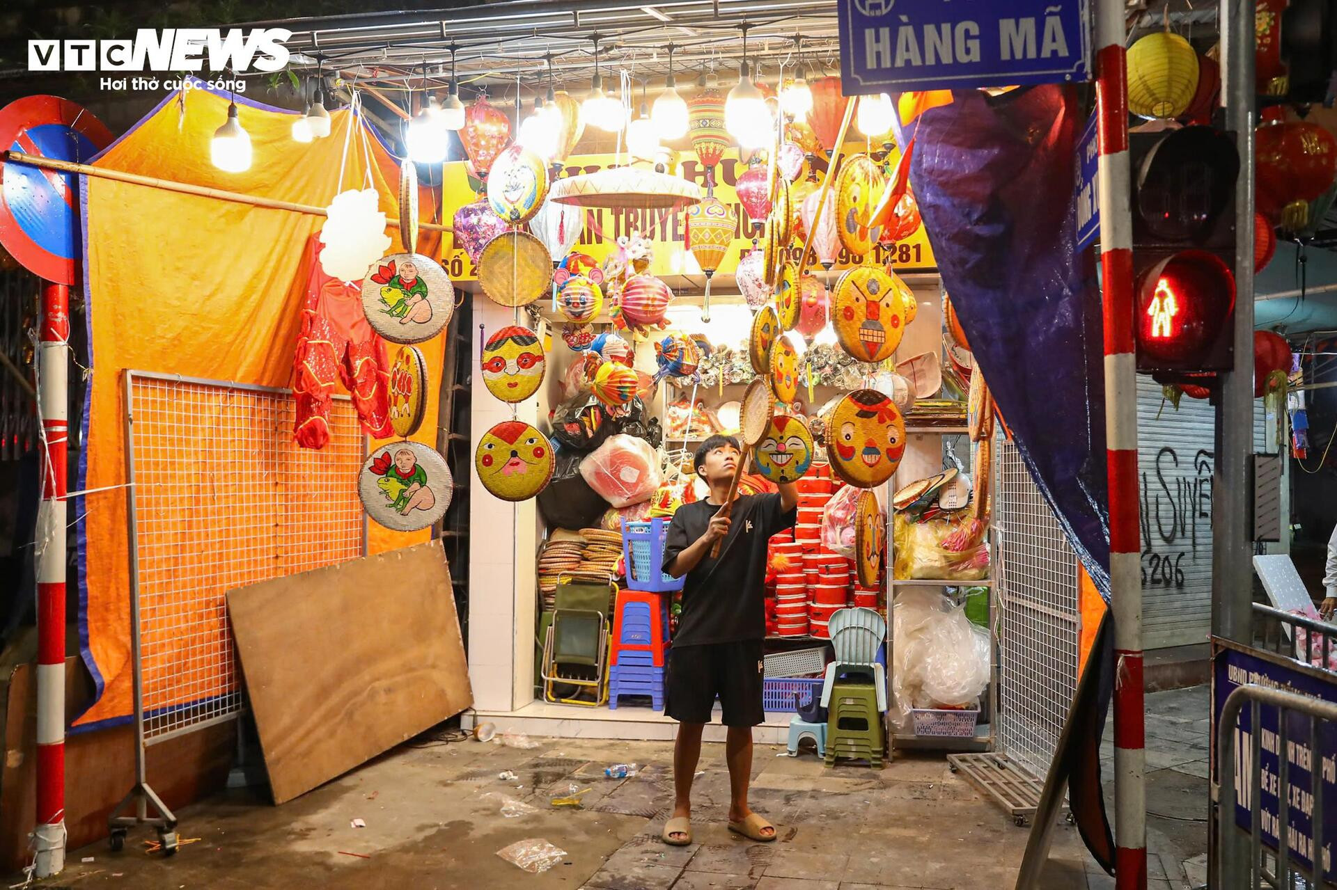 Phố Hàng Mã ảm đạm, tiểu thương vội vã bê đồ tránh mưa đêm Trung thu - 10