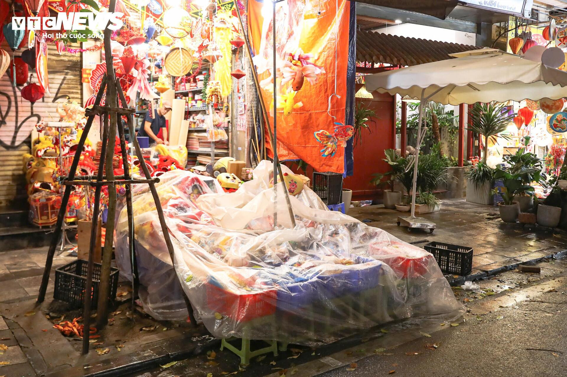 Phố Hàng Mã ảm đạm, tiểu thương vội vã bê đồ tránh mưa đêm Trung thu - 8