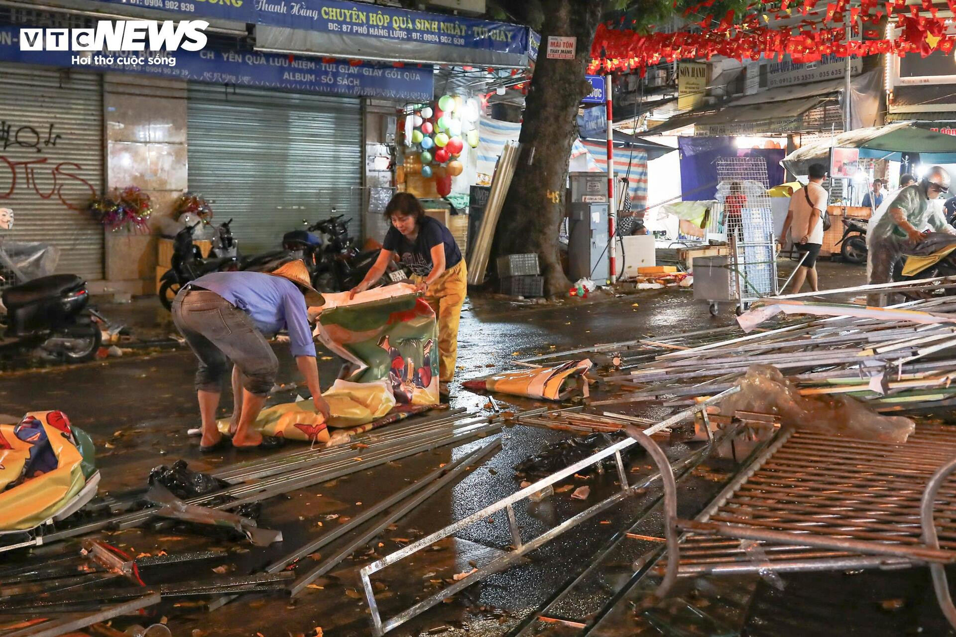 Phố Hàng Mã ảm đạm, tiểu thương vội vã bê đồ tránh mưa đêm Trung thu - 2