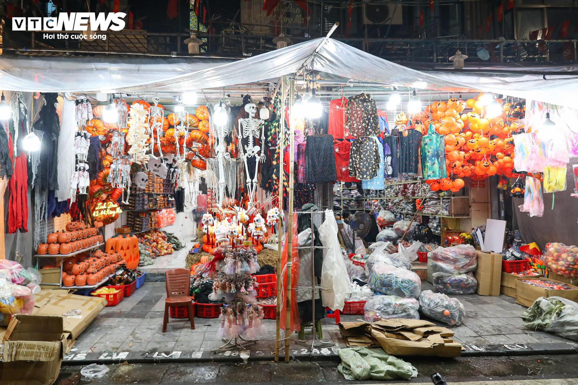 Phố Hàng Mã ảm đạm, tiểu thương vội vã bê đồ tránh mưa đêm Trung thu - 4