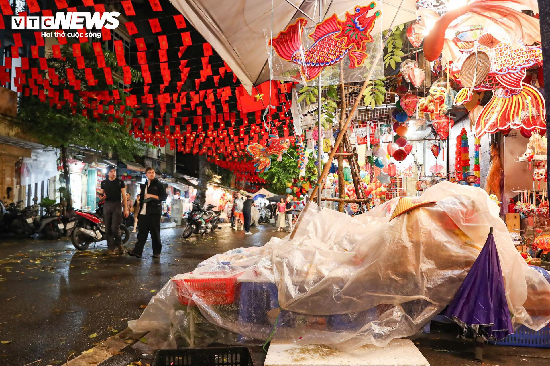 Phố Hàng Mã ảm đạm, tiểu thương vội vã bê đồ tránh mưa đêm Trung thu - 13