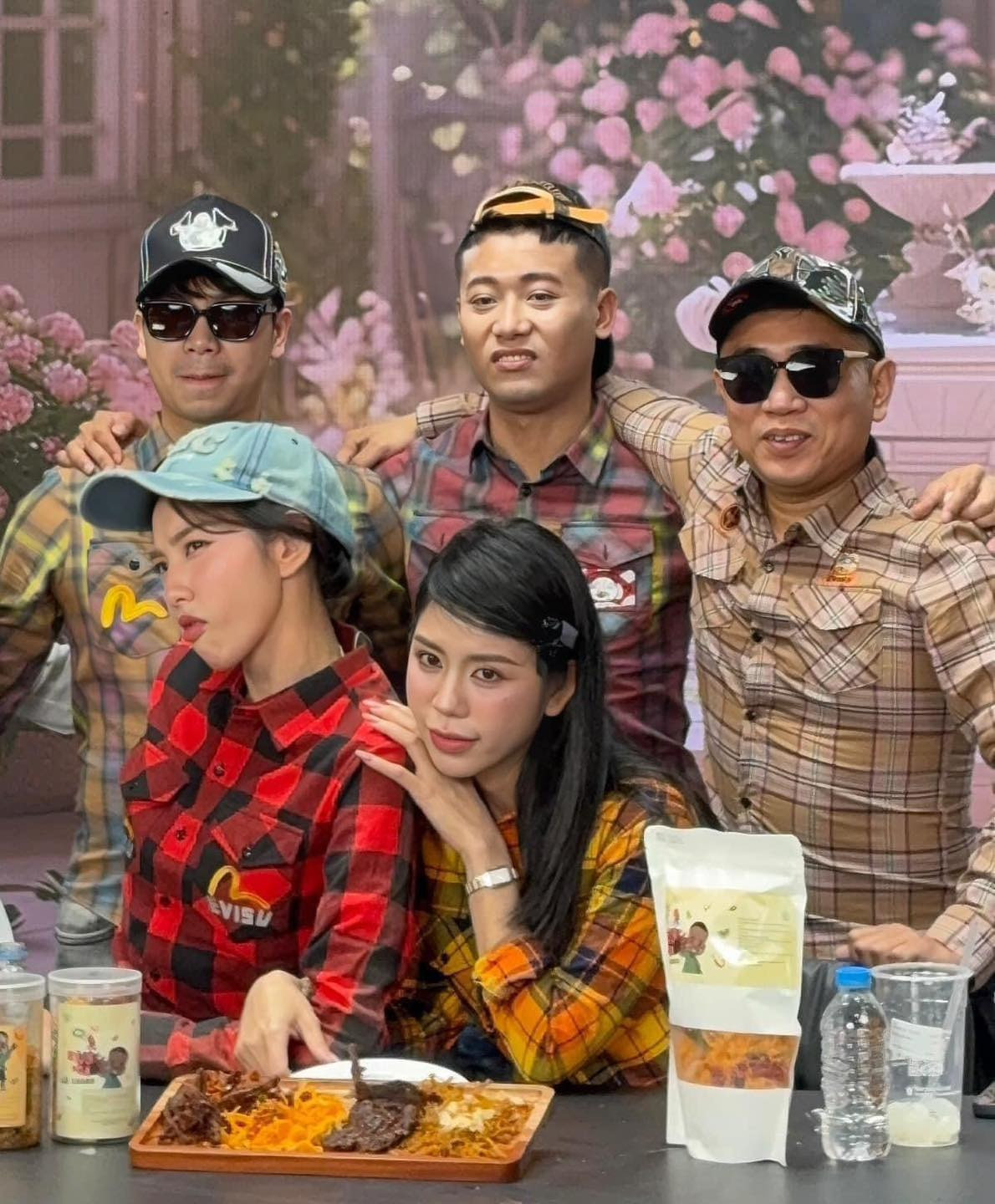 Thành viên team Quang Linh Vlogs khoe ăn nên làm ra mở công ty sau khi chủ tịch bị bắt