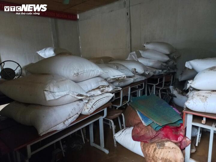 Trường bán trú ở Lào Cai ngập bùn đất, học trò bật khóc nhìn trang giấy nhòe nát - 7