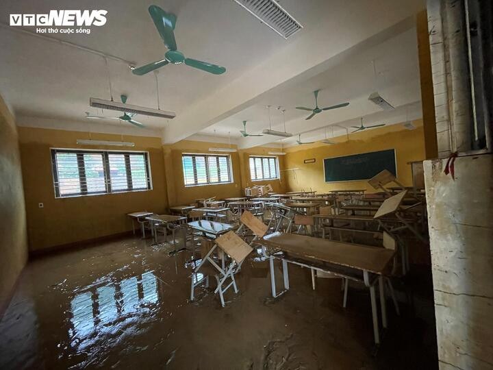 Nhiều phòng học bàn ghế đổ lộn xộn, chìm trong bùn đất