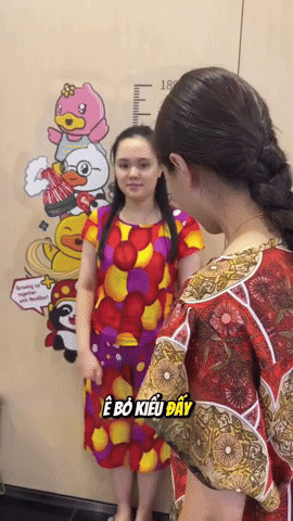 Vợ Đỗ Duy Mạnh lại ăn mặc lạc quẻ gây choáng phong cách chuẩn bà thím khi đi chợ