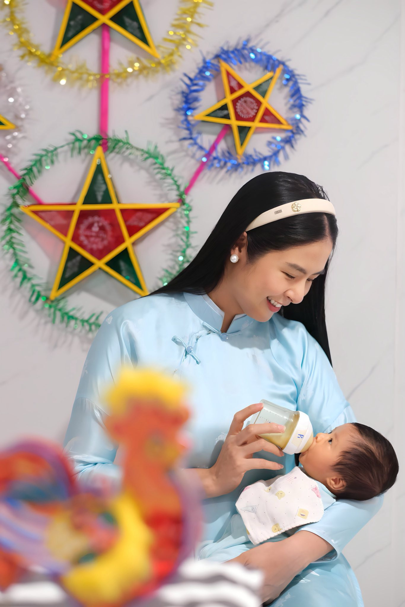 Biểu cảm đáng yêu của qúy tử nhà Ngọc Hân trong ngày Trung thu đầu tiên - Ảnh 3.