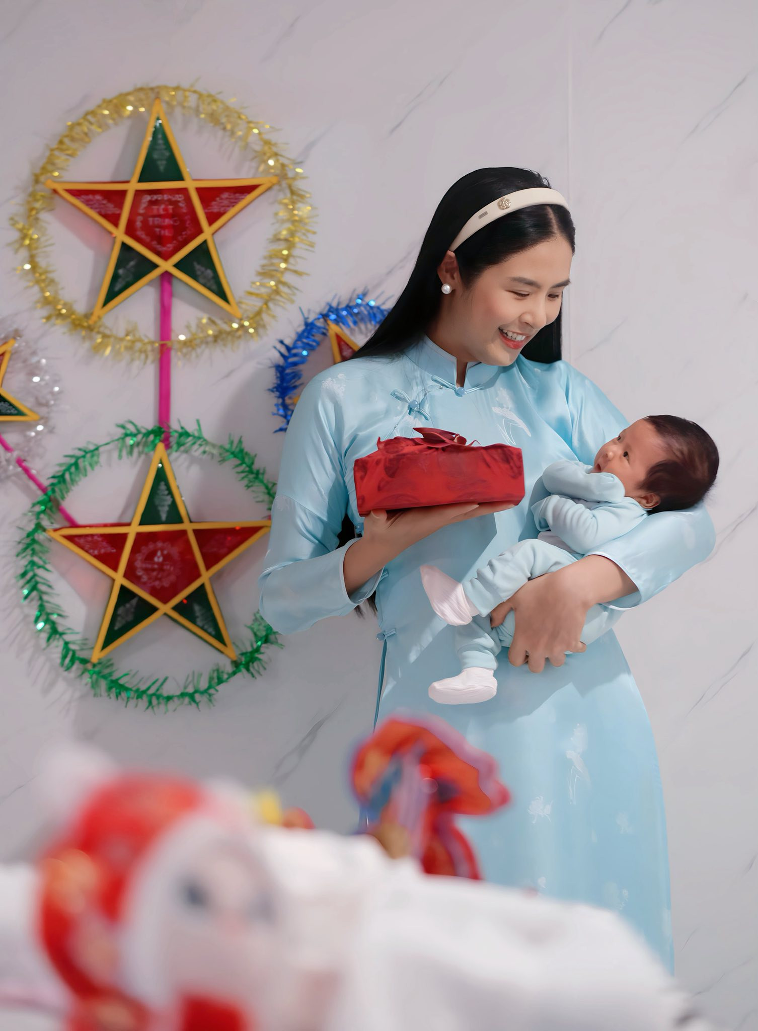 Biểu cảm đáng yêu của qúy tử nhà Ngọc Hân trong ngày Trung thu đầu tiên - Ảnh 2.