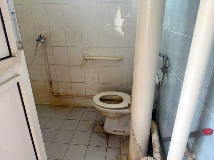 Cảnh bên trong căn hộ mà em gái cô Liu thuê.