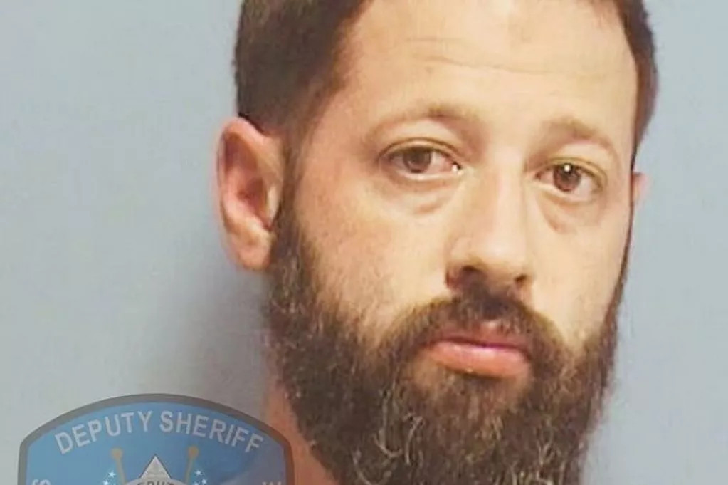 Con gái 21 tháng tuổi tử vong trong xe ô tô, bố lập tức bị bắt- Ảnh 1.