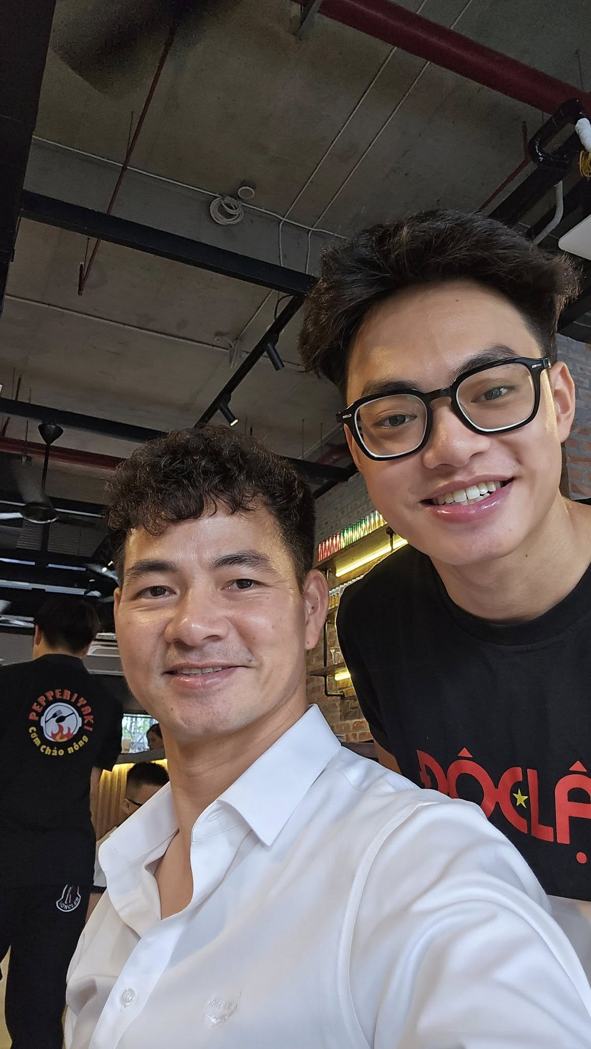 Con trai NSND Xuân Bắc cùng bố nửa đêm chống bão - Ảnh 3.