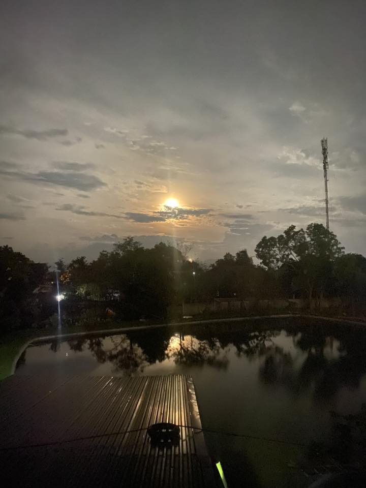 Ánh trăng vàng rực rỡ lúc chiều tà tại Hoài Đức, Hà Nội. (Ảnh: Dũng Nguyễn)