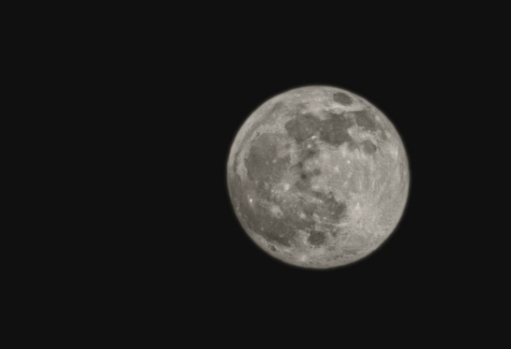 Dân mạng đồng loạt khoe ảnh siêu trăng đẹp mê hồn trong đêm Trung thu 2025 - 4