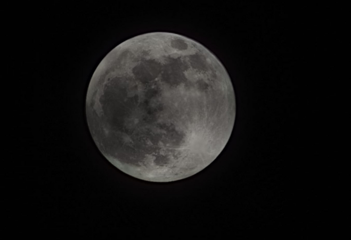 Hình ảnh Mặt trăng tròn đầy được cộng đồng mạng ghi lại như kỷ niệm khó quên trong dịp Trung thu năm nay.