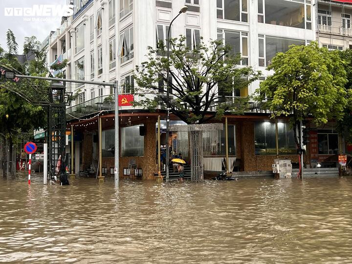 Cứ mưa lớn, nhiều khu vực tại Hà Nội lại ngập lụt nặng. (Ảnh: Công Thành).