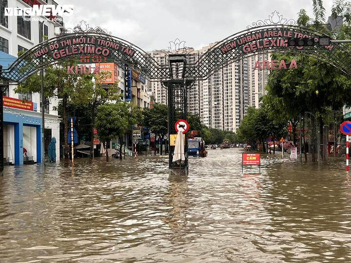 Ngập lụt khiến cuộc sống của người dân rất bất tiện. (Ảnh: Công Thành).