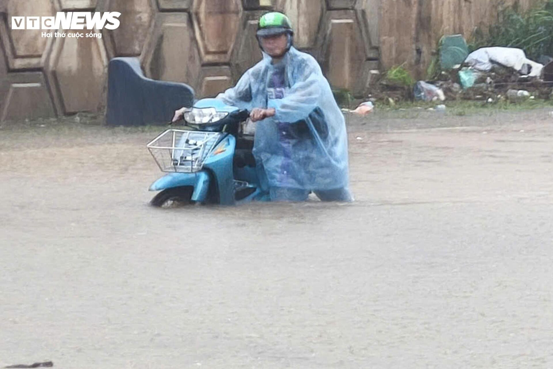 Hà Nội mưa lớn, Đại lộ Thăng Long ngập gần nửa mét, giao thông tê liệt kéo dài - 7