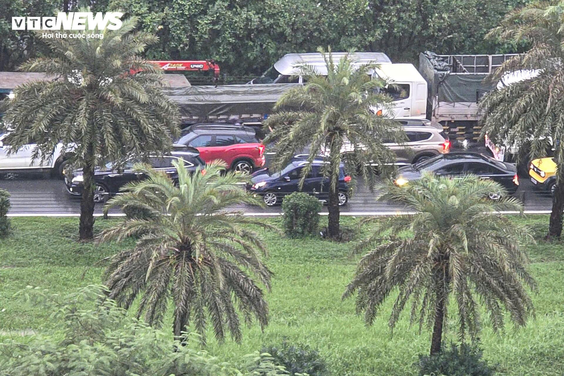 Hà Nội mưa lớn, Đại lộ Thăng Long ngập gần nửa mét, giao thông tê liệt kéo dài - 3