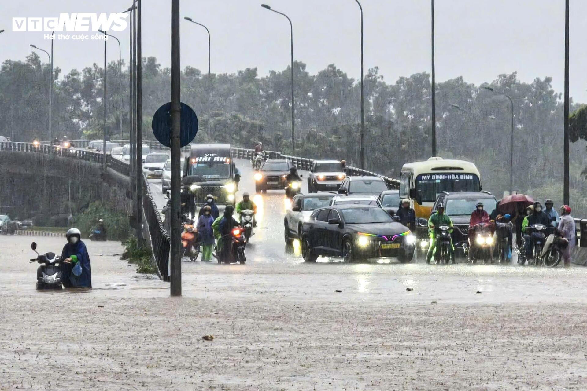 Hà Nội mưa lớn, Đại lộ Thăng Long ngập gần nửa mét, giao thông tê liệt kéo dài - 12