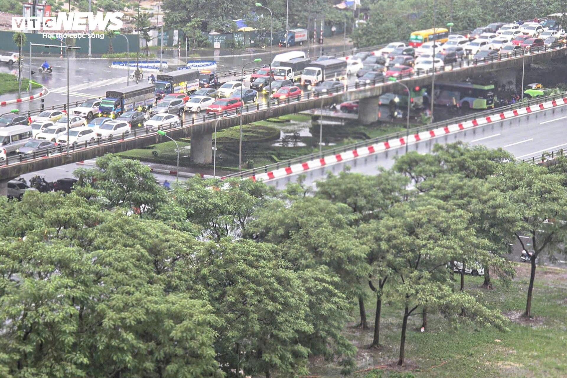 Hà Nội mưa lớn, Đại lộ Thăng Long ngập gần nửa mét, giao thông tê liệt kéo dài - 1