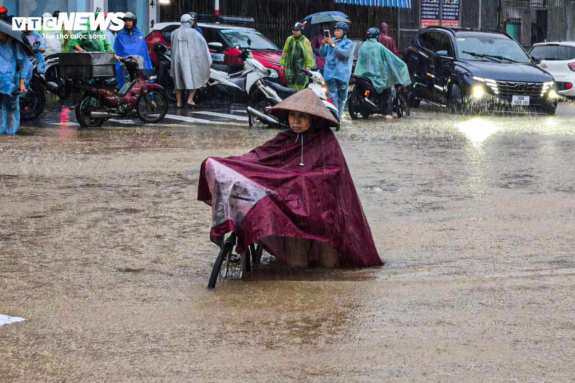 Hà Nội mưa lớn, Đại lộ Thăng Long ngập gần nửa mét, giao thông tê liệt kéo dài - 11
