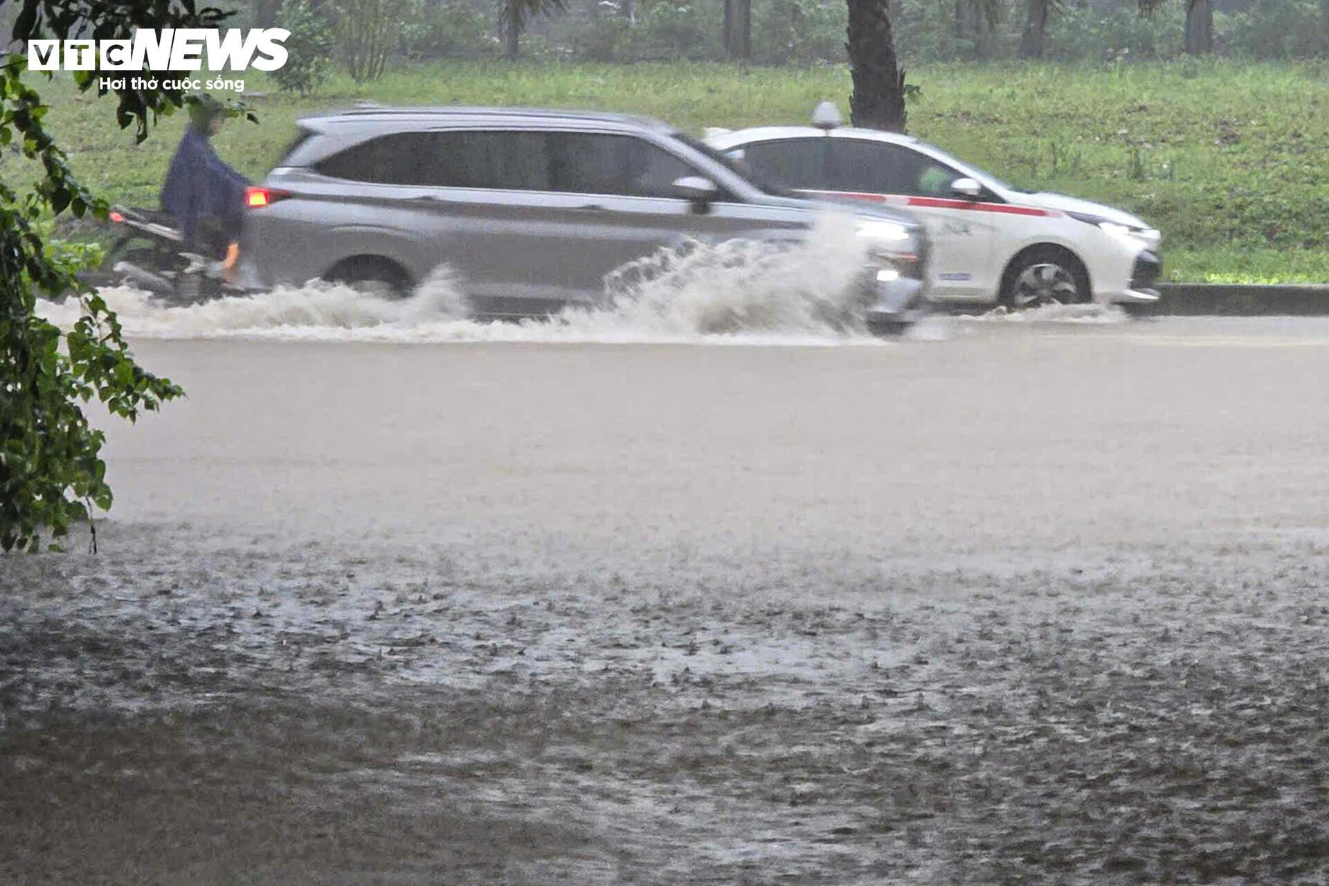 Hà Nội mưa lớn, Đại lộ Thăng Long ngập gần nửa mét, giao thông tê liệt kéo dài - 8