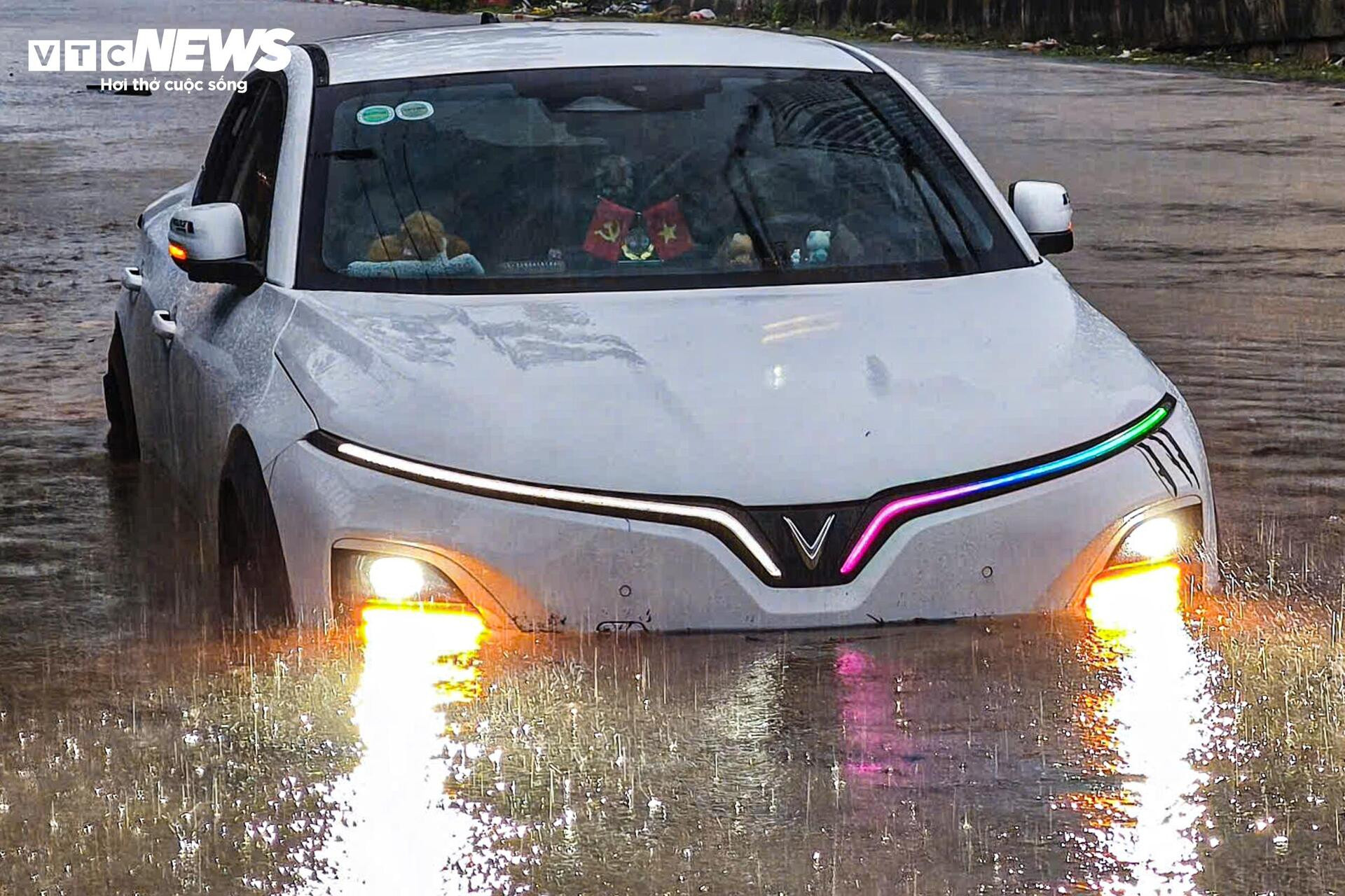 Hà Nội mưa lớn, Đại lộ Thăng Long ngập gần nửa mét, giao thông tê liệt kéo dài - 5